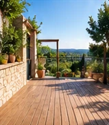 Terrasse en bois avec vue sur la campagne.