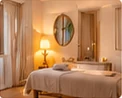 Salle de soin aux tons chauds, table de massage.