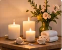 Bougies, fleurs et serviettes roulées.