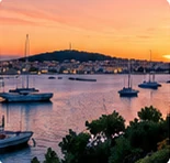 Bateaux au mouillage au coucher du soleil.