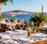 Verres et tables en terrasse au-dessus de l’étang.